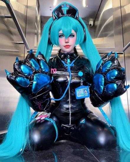 COSPLAY图赏：巴西肉感美女COS兔女郎约尔太太 武力值全在大腿上